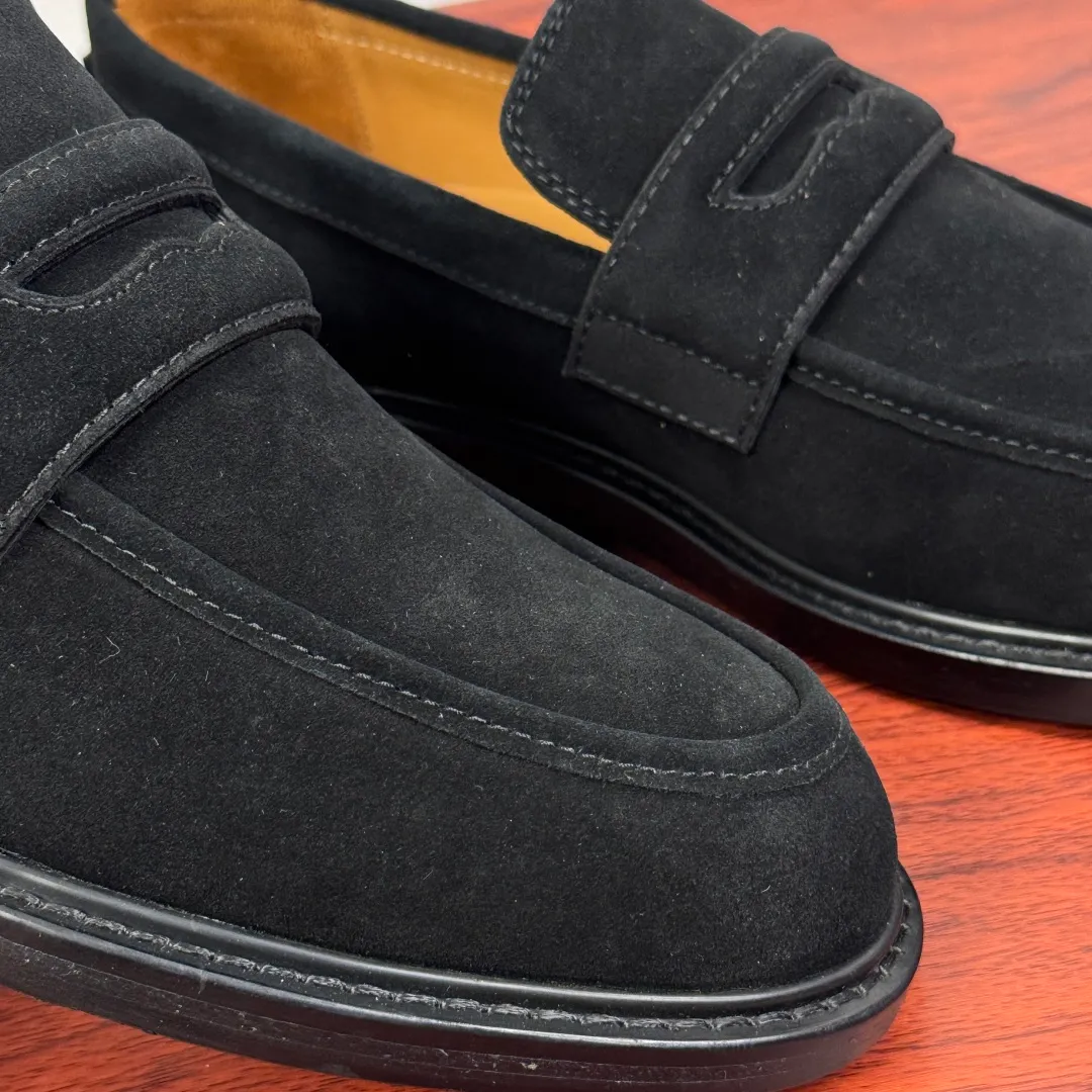 Batch 980 Gucci/Gucci new men's solid color leather loafers! These elegant loafers are crafted from soft suede calfskin and are available in two styles. The upper is decorated with genuine leather buckles, adding low-key and unique logo pattern elements. Simple style design. Classic European and American last style. Standard style. Red and green webbing decoration on the heel embellishes brand style details. Select high-quality leather, look at the details for textured workmanship, dyed calfskin lining, uniform and delicate pores, soft and comfortable. Thickened leather outsole, composite rubber bottom sheet at the heel, excellent foot comfort, wear-resistant and non-slip, the first choice for light luxury, versatile for footwear, and comes with a full set of packaging! Size: 39-40-41-42-43-44 leather shoe size (38.45.46 can be customized) Item number: 812168 Suede black